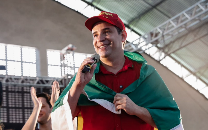 Quando o recorte considera exclusivamente os entrevistados com renda de até um salário mínimo, Cadu chega a 39% das intenções de voto e supera Álvaro, que aparece com 34,4%.