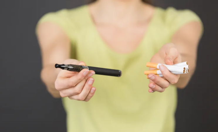 Apesar de ser frequentemente apresentado como uma alternativa para quem deseja abandonar o cigarro convencional, o cigarro eletrônico não é aprovado pela Anvisa para o tratamento do tabagismo.