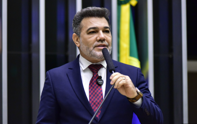 O Projeto de Lei 2466/2026, de autoria do deputado federal Pr. Marco Feliciano (PL-SP), propõe incorporar essas restrições à legislação brasileira e ampliar as medidas de prevenção ao consumo de produtos fumígenos entre crianças e adolescentes.