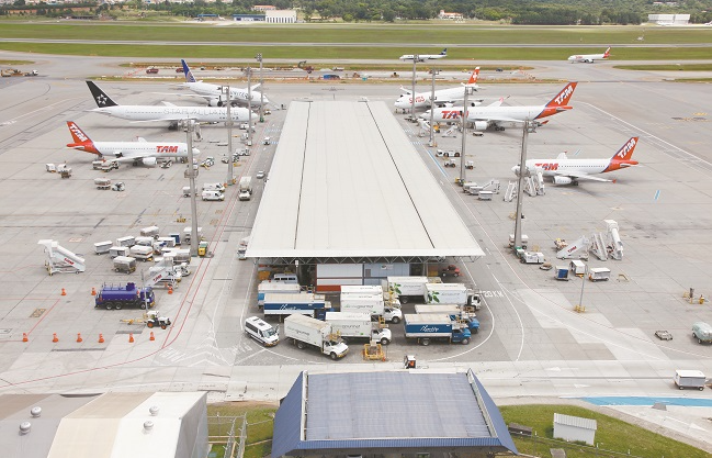 A companhia também argumentou que prestou a assistência prevista pelas normas da Agência Nacional de Aviação Civil (Anac) e defendeu que a situação não seria suficiente para caracterizar dano moral.