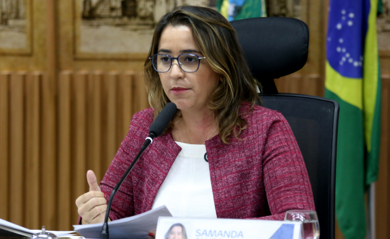 Samanda é do PT, preside o partido no Rio Grande do Norte e caminha ao lado do presidente Lula desde a juventude.