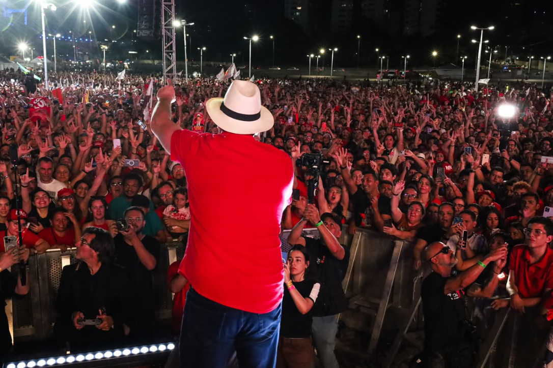 Cadu de Lula com apoiadores.