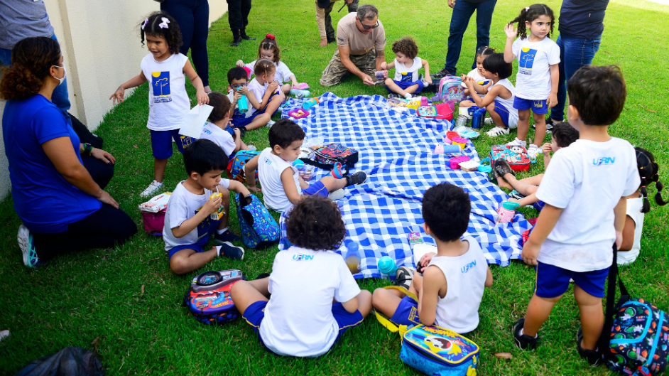 Famílias destacam que a proposta pedagógica do NEI-CAp/UFRN respeita a infância e incentiva a autonomia das crianças. Foto: Cícero Oliveira – Agecom/UFRN