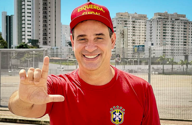 Durante a análise do registro de Cadu Xavier, o relator do processo destacou que o uso da preposição “de” antes do nome Lula caracteriza uma “vinculação política autêntica”.