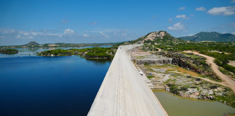 Entre os principais reservatórios do Seridó, a Barragem de Oiticica aparece como uma exceção diante do baixo volume de recarga registrado em outros açudes.