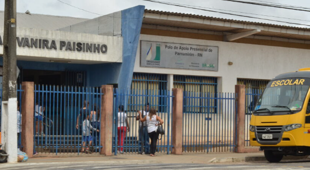 Entre os objetos contratados estavam materiais destinados à educação municipal, como livros, projetos pedagógicos e fardamentos. A investigação questionou a regularidade dos procedimentos e apontou possíveis prejuízos decorrentes das operações.
