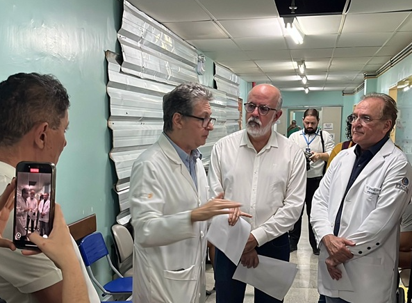 A deputada também destacou o trabalho da equipe médica responsável pelo atendimento no setor, liderada pelo Dr. Marco Almeida, ressaltando o esforço dos profissionais para manter a assistência mesmo diante das limitações estruturais.