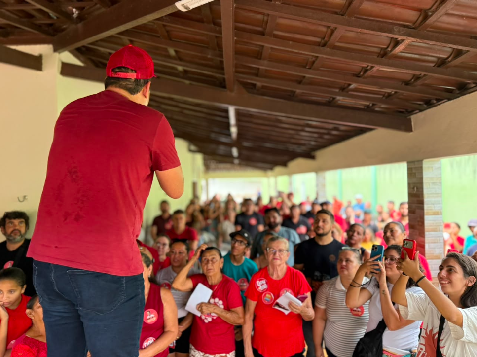 Cadu de Lula em discurso com apoiadores.
