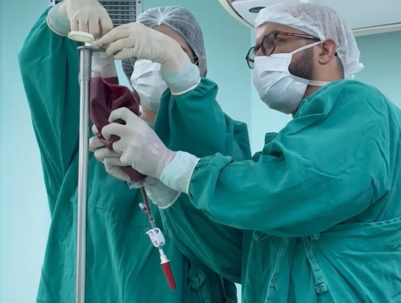 O especialista destaca que a coleta pode ser feita de duas formas: diretamente da medula óssea, com anestesia, ou por aférese, quando uma máquina separa as células-tronco do sangue e devolve os demais componentes ao doador