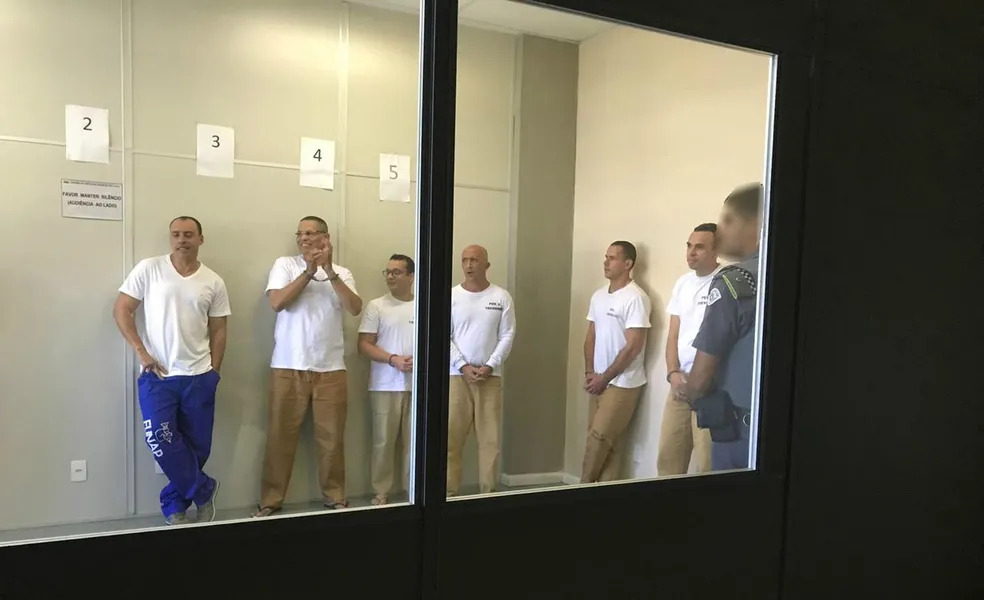 Alexandre Nardoni, Mizael Bispo de Souza, Gil Rugai, Cristian Cravinhos, Guillherme Longo e Lindenberg Alves em sala no fórum de São José — Foto: Hernane Lélis/ TV Vanguarda