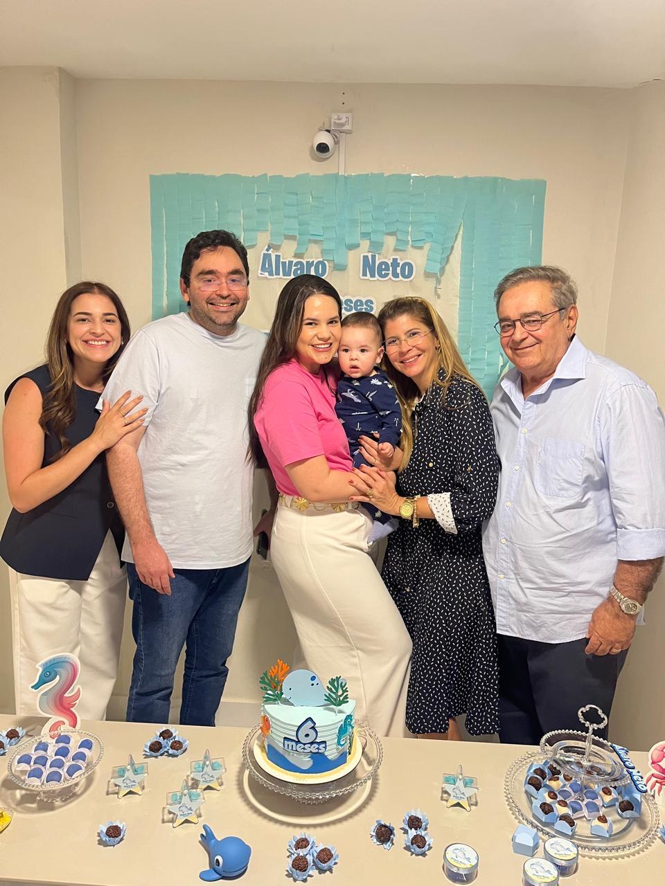 Álvaro comemorando neta