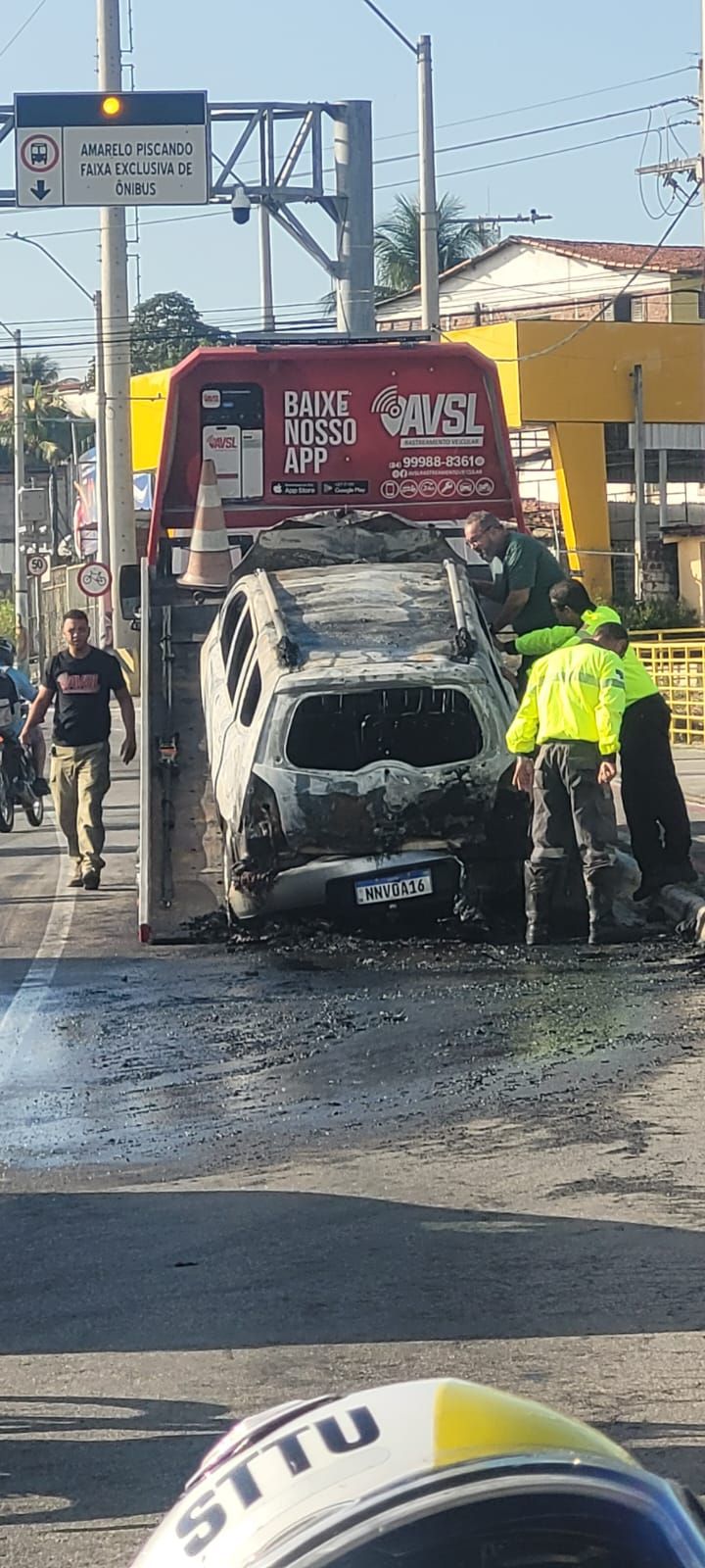 Carro pegou fogo na avenida Felizardo Moura, em Natal -STTU