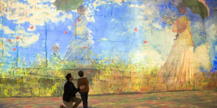 Uma viagem pela Paris do século XIX, pelos cafés frequentados pelos grandes nomes do Impressionismo e pelos espaços que marcaram a trajetória de Claude Monet.