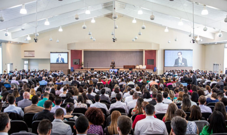 A mudança, entretanto, não significa que a religião tenha abandonado sua posição tradicional sobre o sangue total.