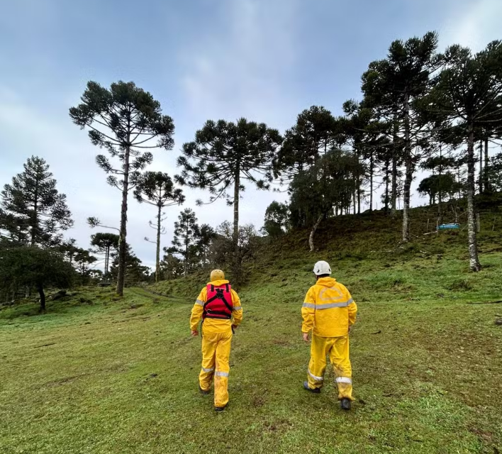 A operação para encontrar a aeronave começou ainda na segunda-feira e continuou durante a madrugada e a manhã de terça-feira (22).