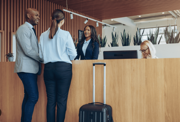 Entre as exigências estão formação e experiência profissional compatíveis com o cargo, além de conhecimentos em idiomas. Para as vagas de garçom e recepcionista, o domínio do inglês é obrigatório.