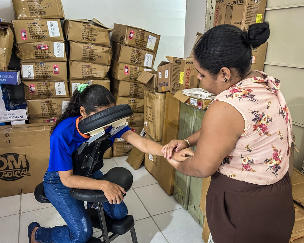 Massoterapeuta Renata Cavalcante atende os funcionários durante toda a semana