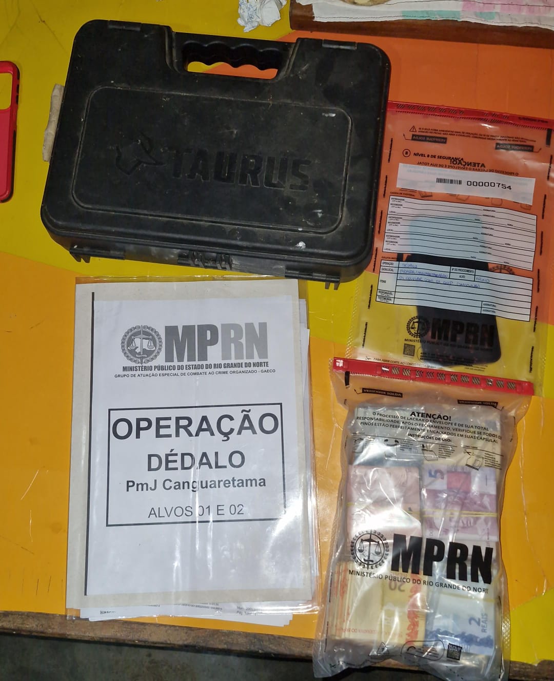 Entre os itens encontrados estão aparelhos celulares, drogas e dinheiro em espécie. Os objetos foram recolhidos durante o cumprimento das ordens judiciais e serão submetidos aos procedimentos necessários para preservação e análise das informações.