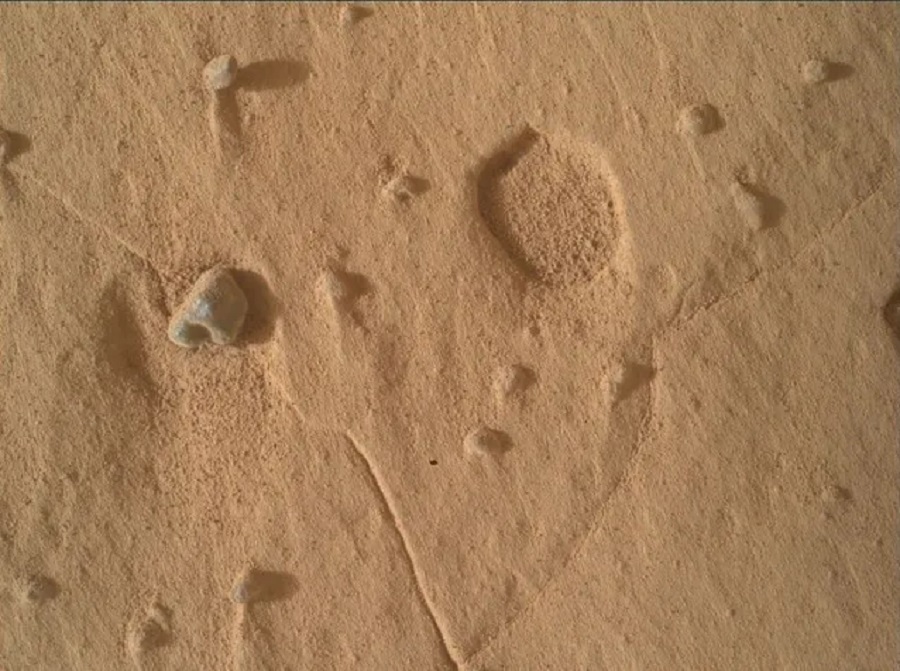 O cenário encontrado agora, porém, apresenta características diferentes. As cavidades são mais amplas e rasas do que as estruturas normalmente observadas pelo rover e não aparecem acompanhadas por objetos evidentes que possam explicar sua origem.