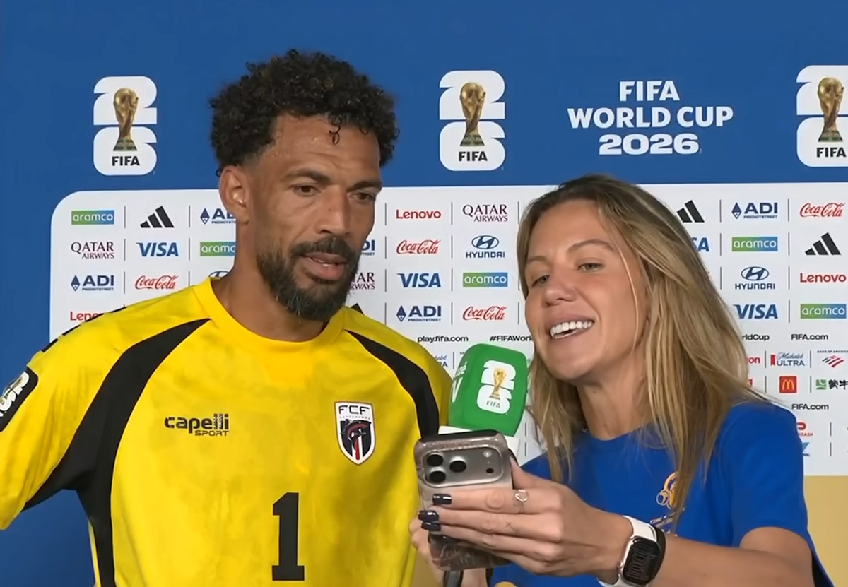 Durante uma entrevista na zona mista, uma jornalista da CazéTV mostrou o próprio celular ao jogador e revelou que o perfil dele já havia ultrapassado 1 milhão de seguidores.