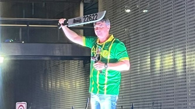 Com facão no palanque, Flávio Bolsonaro defende castração química para estupradores