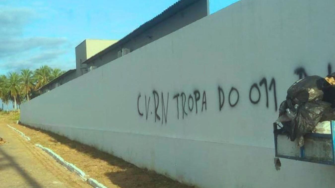  Muro de escola é pichado com sigla do Comando Vermelho e homens efetuam disparos da Grande Natal