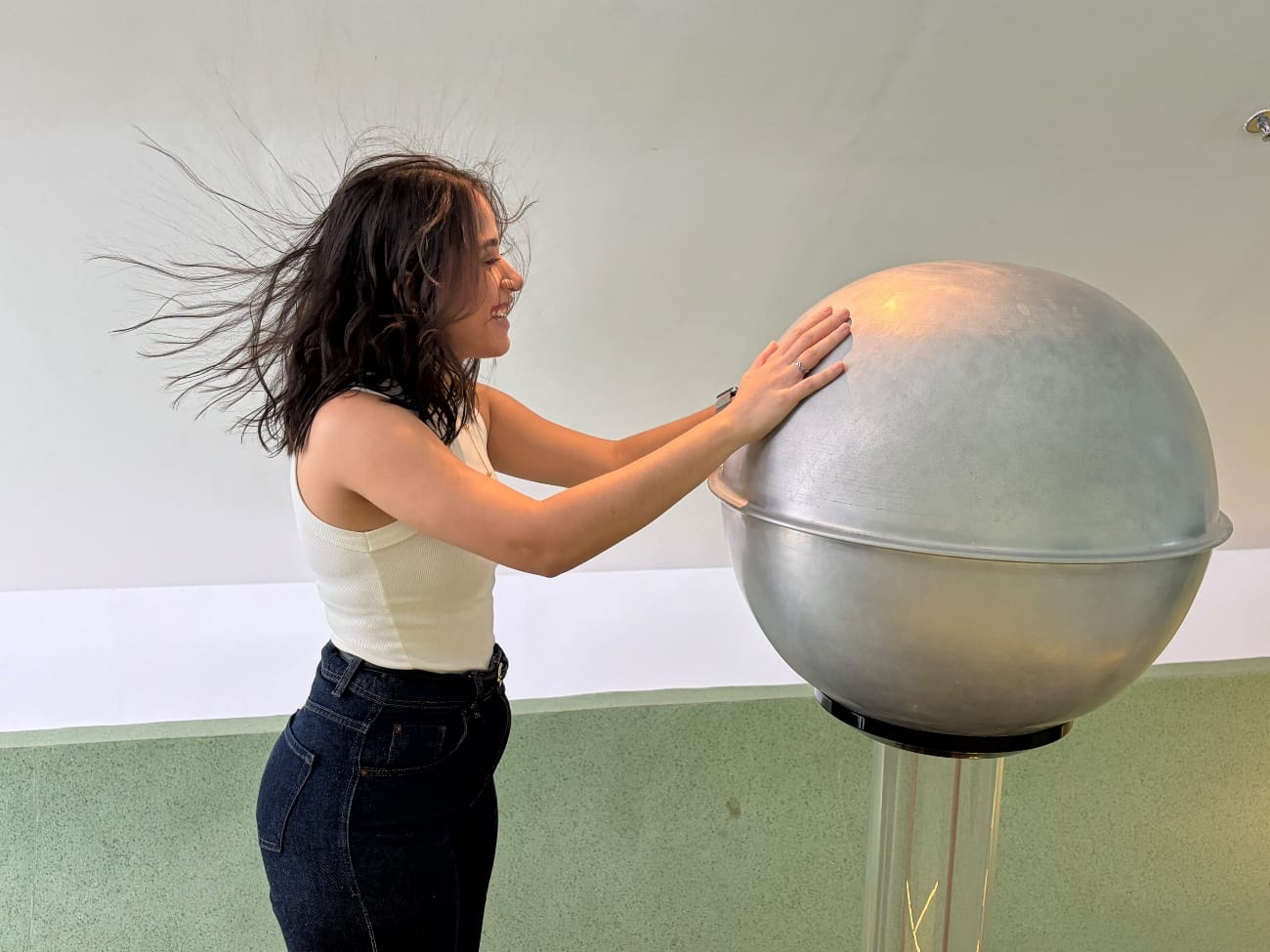 Gerador de Van der Graff, um dos experimentos mais divertidos e didáticos para mostrar como se comporta a energia no Espaço Aulas de Energia (Foto: Divulgação/Neoenergia Cosern)