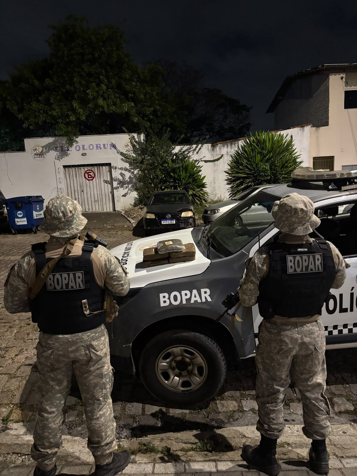 Casal é abordado em Parnamirim e PM encontra 5 tabletes de droga dentro de carro