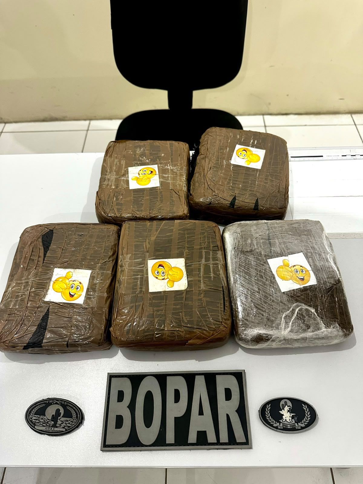 Casal é abordado em Parnamirim e PM encontra 5 tabletes de droga dentro de carro
