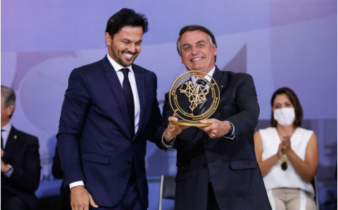 Natural do Rio Grande do Norte, Fábio Faria foi deputado federal pelo estado por quatro mandatos e ocupou o Ministério das Comunicações entre 2020 e 2022, no governo de Jair Bolsonaro.