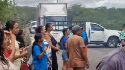 Pescadores fecham BR no RN e queimam pneus em protesto contra poluição de rios e mortandade de peixes 