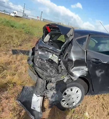 van escolar bate em caminhonete e carro é arrastado para fora da pista em rodovia no RN - reprodução
