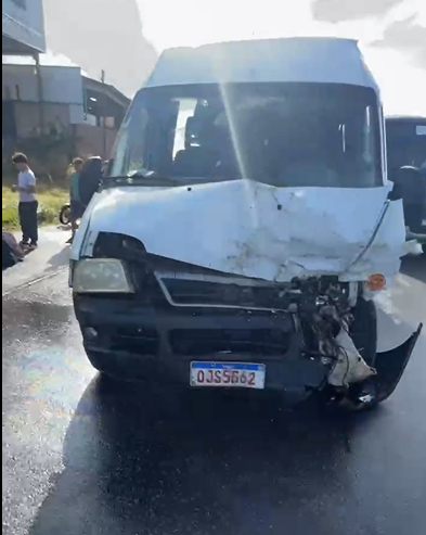 van escolar bate em caminhonete e carro é arrastado para fora da pista em rodovia no RN - reprodução