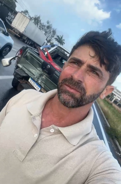 van escolar bate em caminhonete e carro é arrastado para fora da pista em rodovia no RN - reprodução