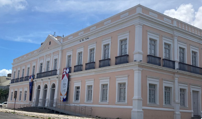 A escolha da Pinacoteca Potiguar reforça a relação entre música, arte e patrimônio histórico.