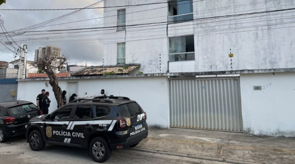Durante o cumprimento de mandados de busca e apreensão domiciliar e pessoal, os agentes recolheram celulares, dispositivos eletrônicos e outros materiais na residência da investigada.