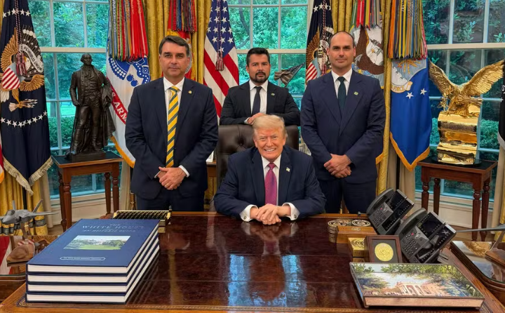 Em meio às dúvidas sobre o destino da família, o governo de Donald Trump anunciou, na terça-feira (27), que concederá vistos ao parlamentar e aos familiares, autorizando a entrada deles nos Estados Unidos.