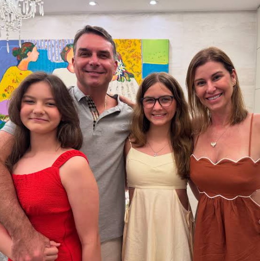 A Direção Nacional de Migrações da Argentina informou que Flávio Bolsonaro, a esposa, Fernanda Antunes Figueira Bolsonaro, e as duas filhas entraram no país às 22h50 de terça-feira, pela Ponte Internacional Tancredo Neves, na província de Misiones.