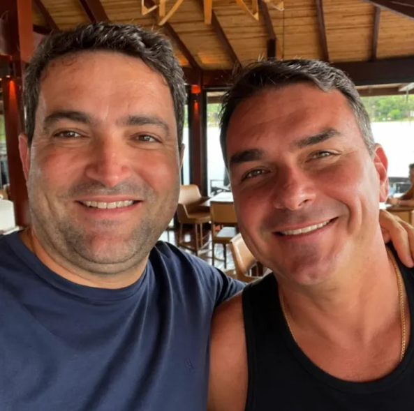Um dos casos envolve o advogado e empresário Willer Tomaz e apura suspeitas de lavagem de dinheiro relacionadas a operações financeiras e ao setor de apostas. A investigação busca esclarecer a origem de recursos e possíveis vínculos entre os envolvidos.