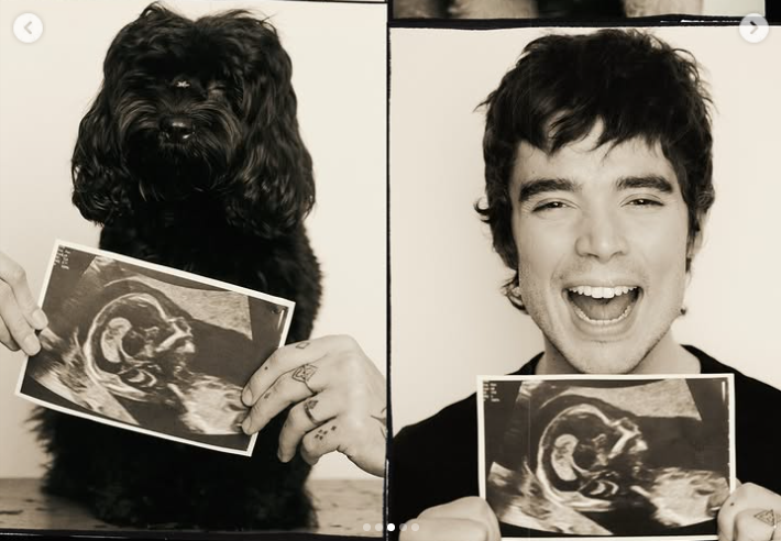 João Lucas e um dos cachorros da família com foto do ultrassom.