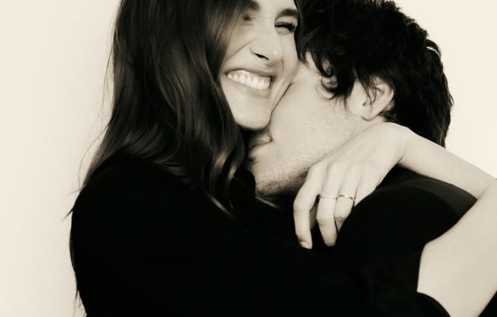 Casal feliz da vida com a notícia da chegada do bebê.