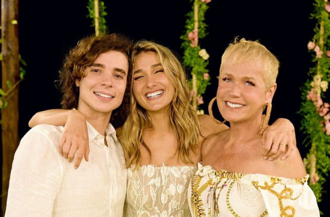 Para Xuxa, a notícia também inaugura uma fase inédita: a apresentadora se tornará avó pela primeira vez.