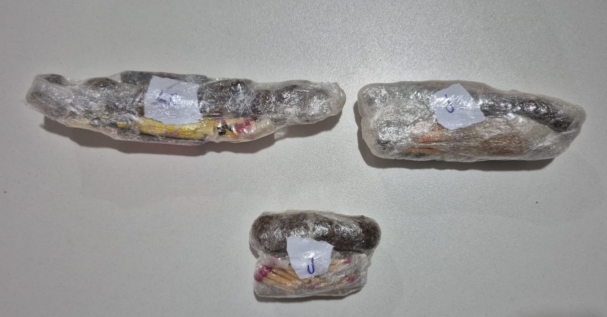 Material encontrado pelos agentes. Foto: Seap