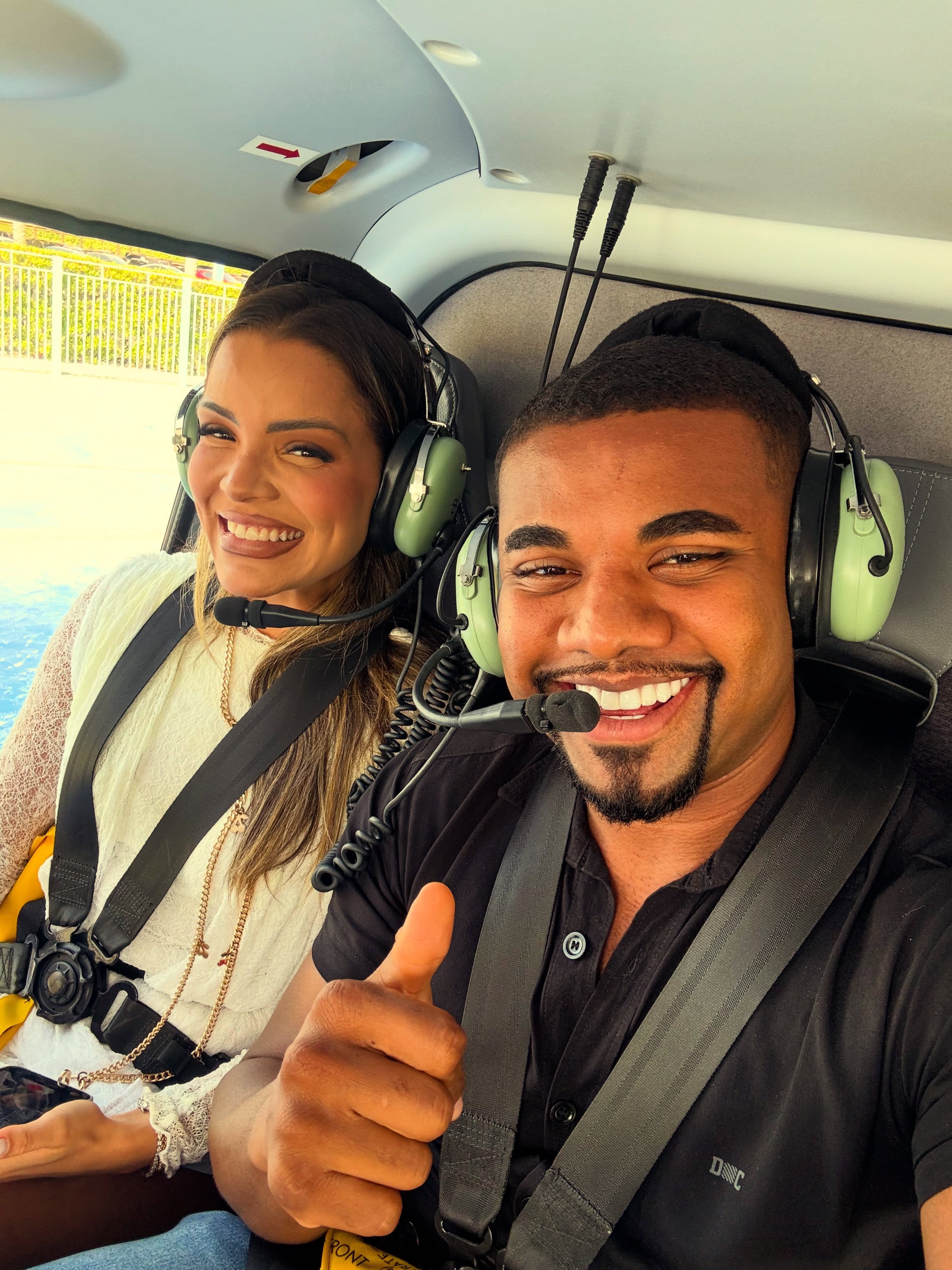 Davi Brito e a esposa, Emilly Araújo, durante lua de mel