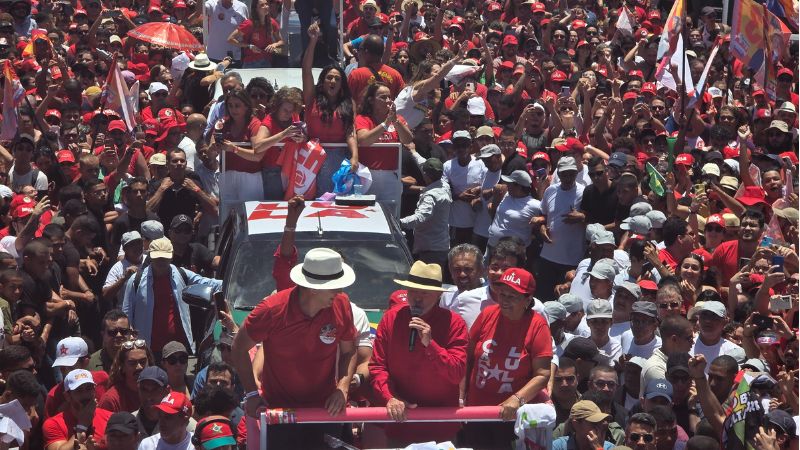 Durante uma passeata em Natal, Lula afirmou que o “tesouraço” prometido por Flávio Bolsonaro atingiria benefícios
