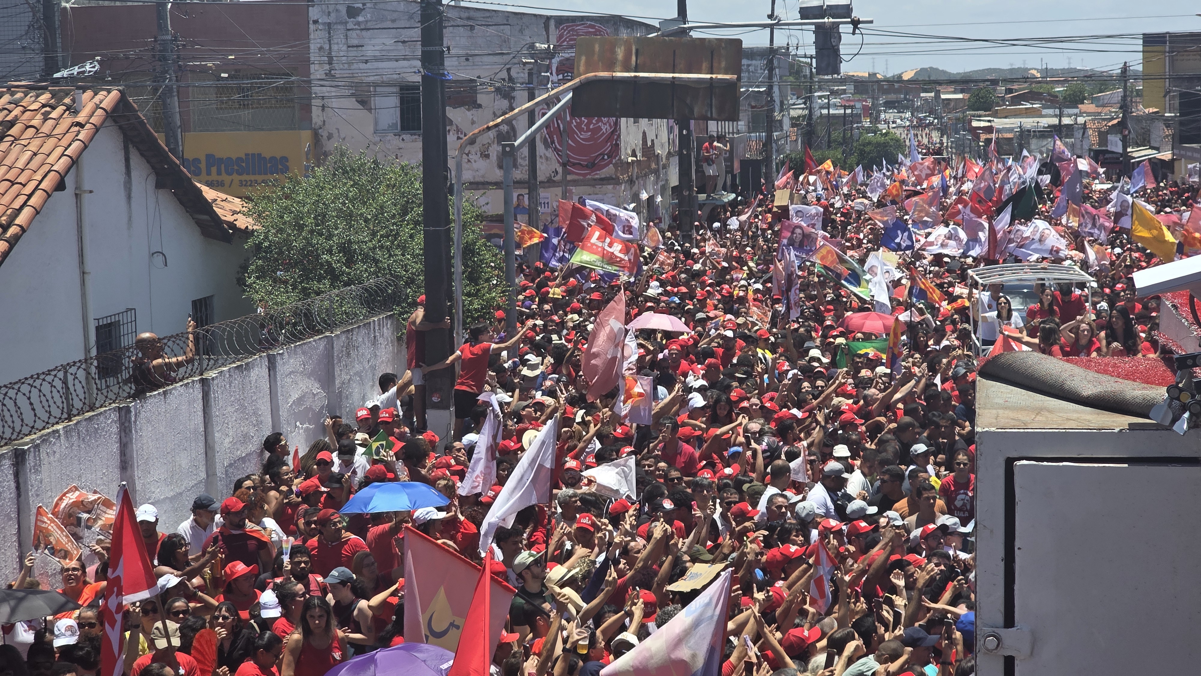 Durante uma passeata em Natal, Lula afirmou que o “tesouraço” prometido por Flávio Bolsonaro atingiria benefícios
