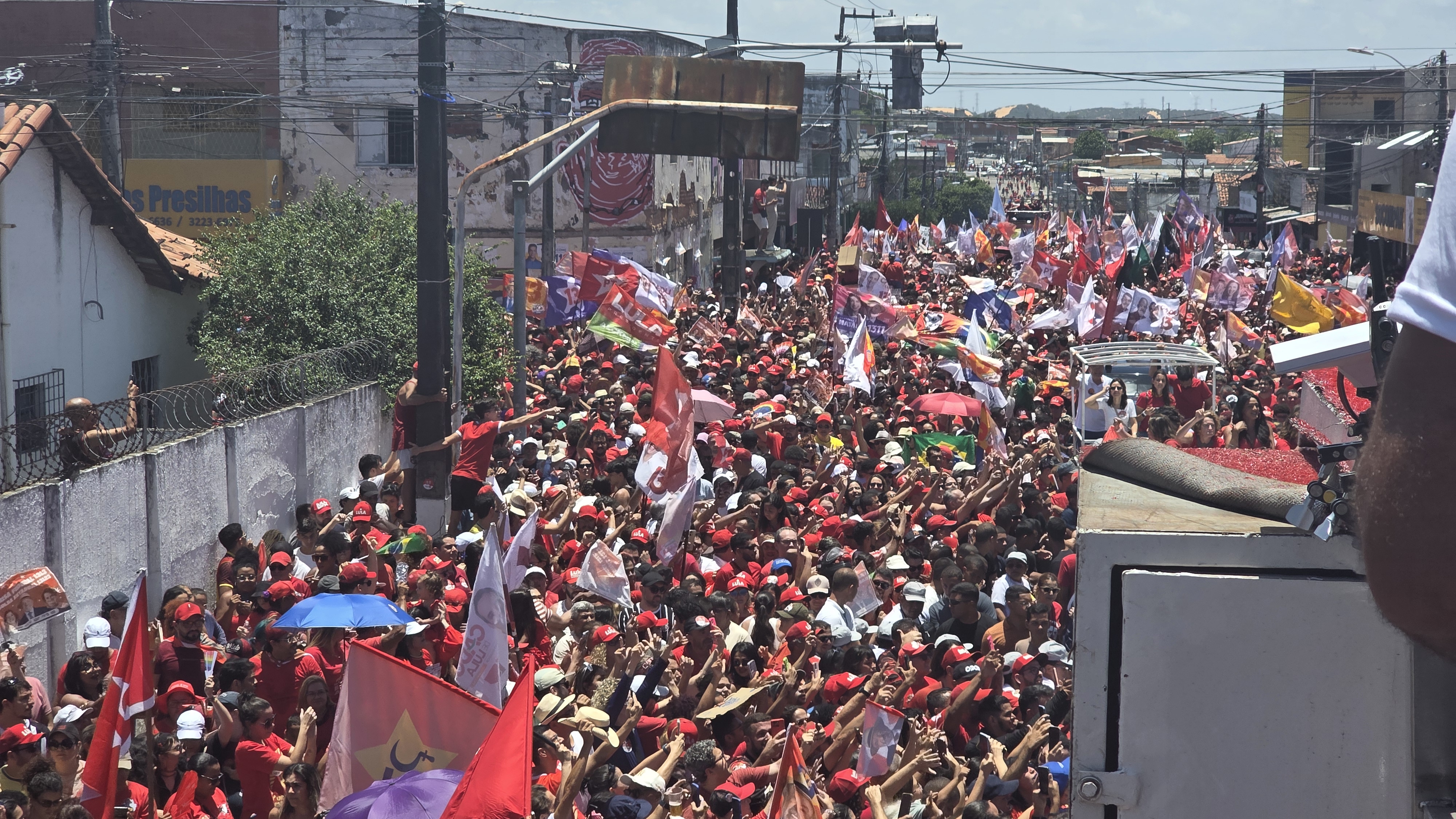 Durante uma passeata em Natal, Lula afirmou que o “tesouraço” prometido por Flávio Bolsonaro atingiria benefícios