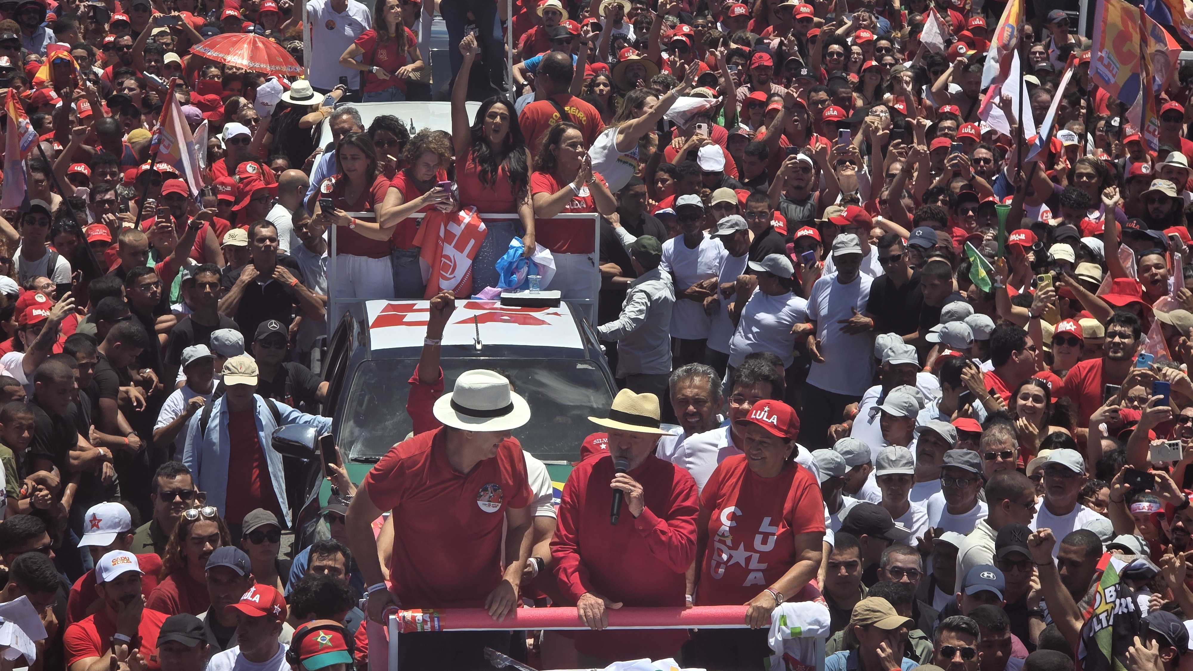 Durante uma passeata em Natal, Lula afirmou que o “tesouraço” prometido por Flávio Bolsonaro atingiria benefícios