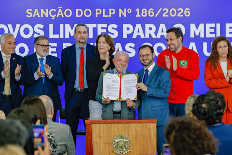 Momento da assinatura que prevê a remissão integral dos débitos tributários de MEIs.