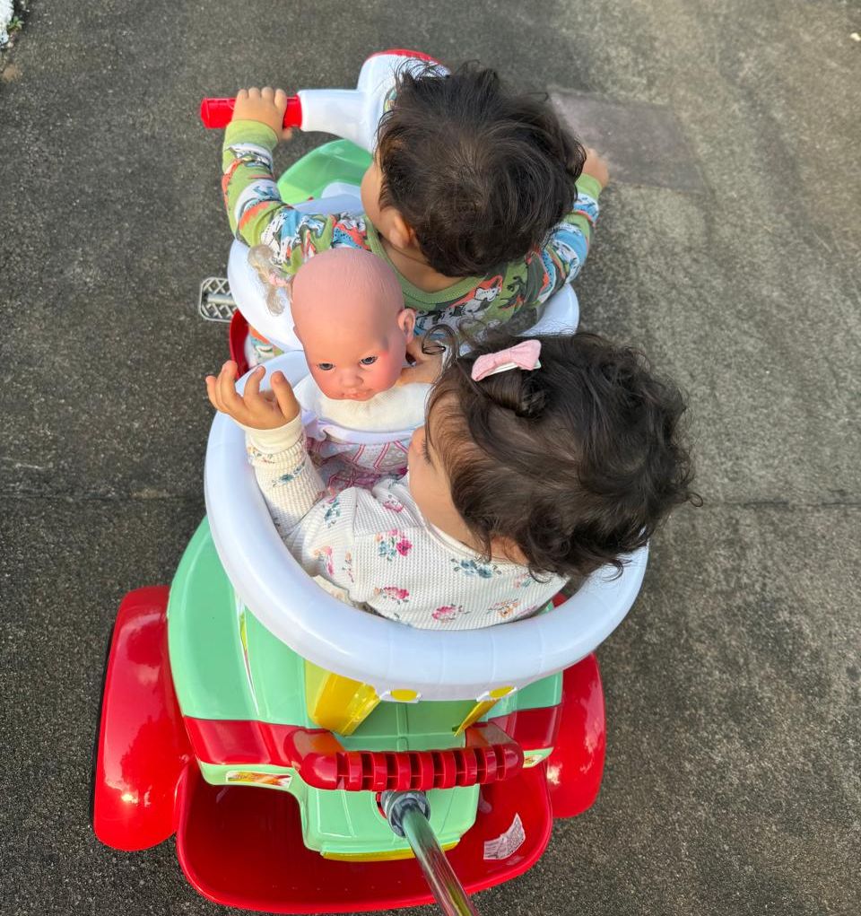 Mãe de gêmeos pede socorro: há 3 meses, leite especial dos bebês está em falta na Unicat